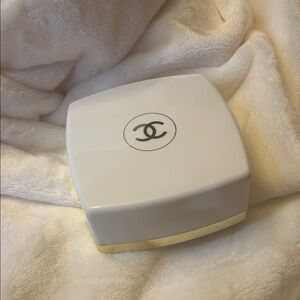 CHANEL No5 White and Gold Box with Powder.